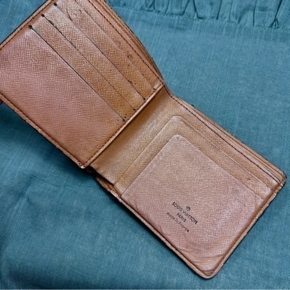 AUTHENTIC Louis Vuitton wallet. Monogram canvas.